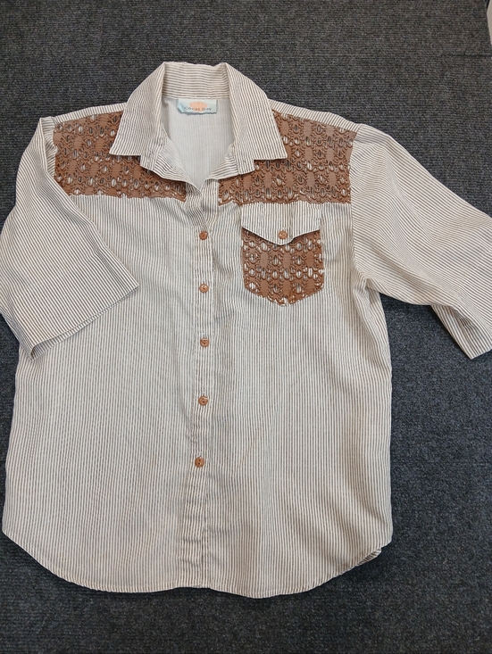 Coral Bay Tops - Women's Coral Bay S/S Striped Western Style Shirt with Crochet Accents Sz Med